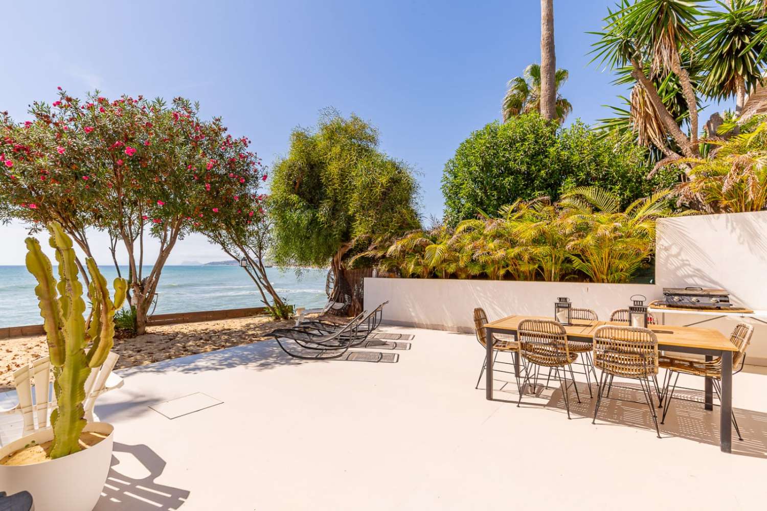 Exklusive Strandvilla mit direktem Meerzugang in Bahía Dorada, Estepona