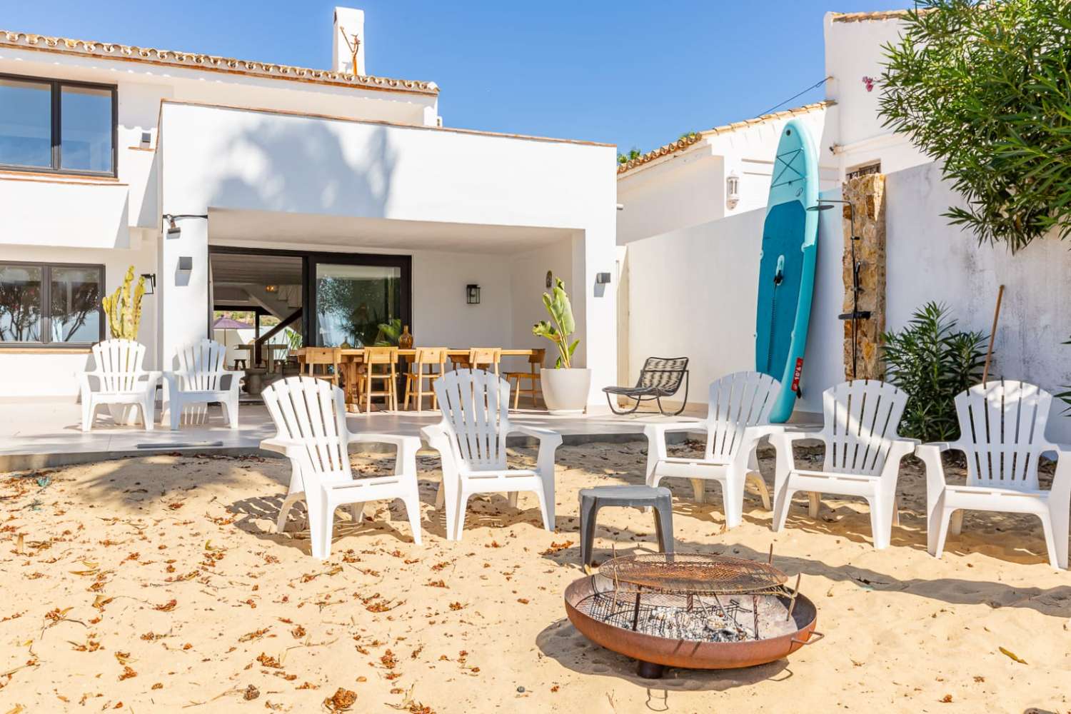 Exklusive Strandvilla mit direktem Meerzugang in Bahía Dorada, Estepona