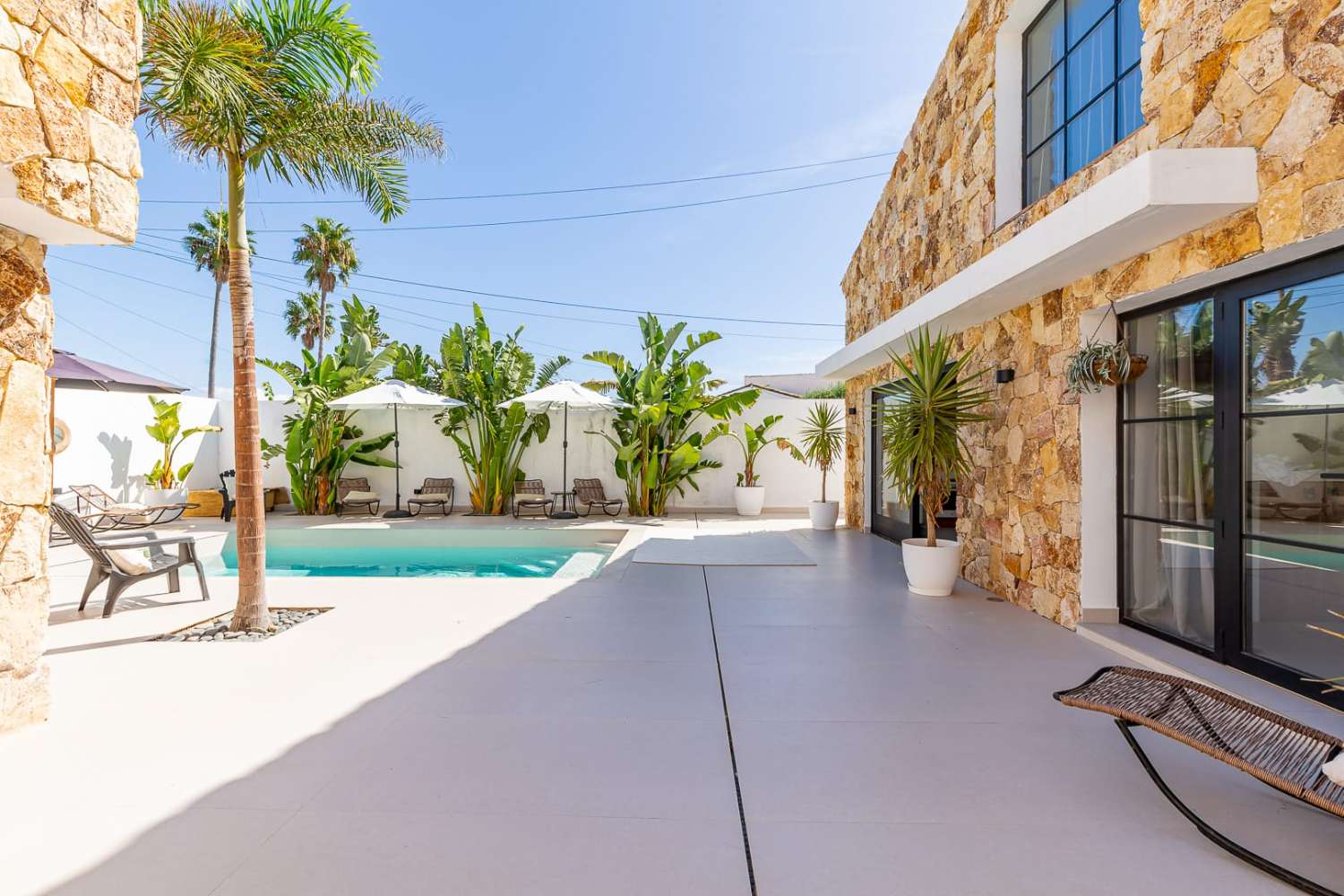 Exklusive Strandvilla mit direktem Meerzugang in Bahía Dorada, Estepona