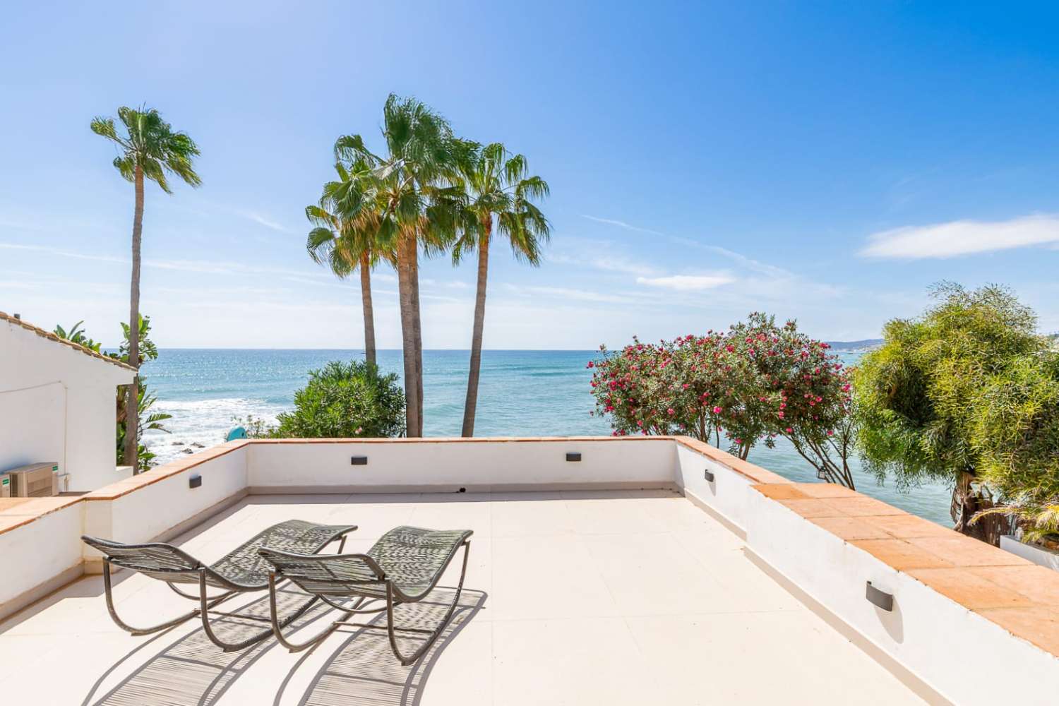 Exklusive Strandvilla mit direktem Meerzugang in Bahía Dorada, Estepona