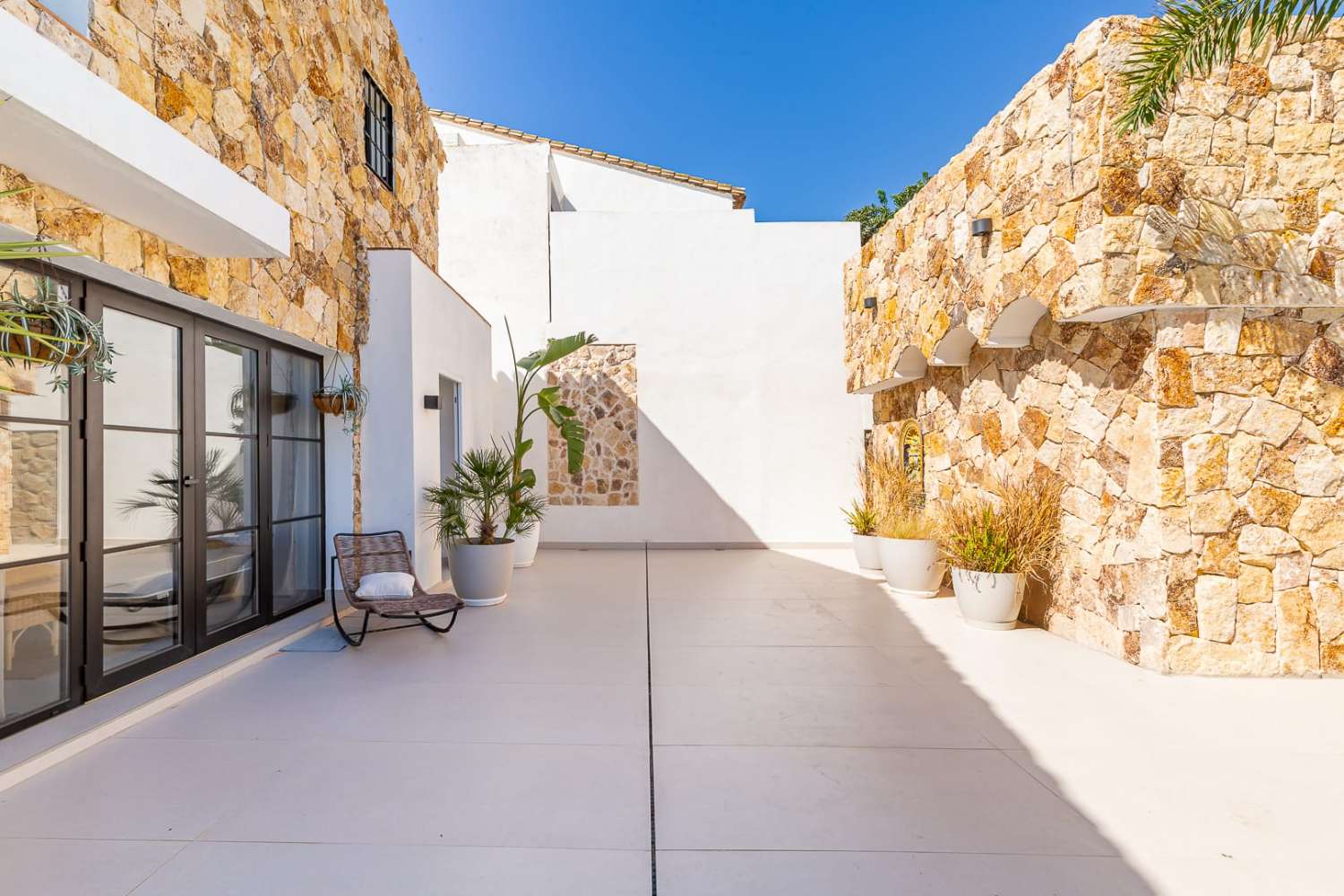 Exklusive Strandvilla mit direktem Meerzugang in Bahía Dorada, Estepona