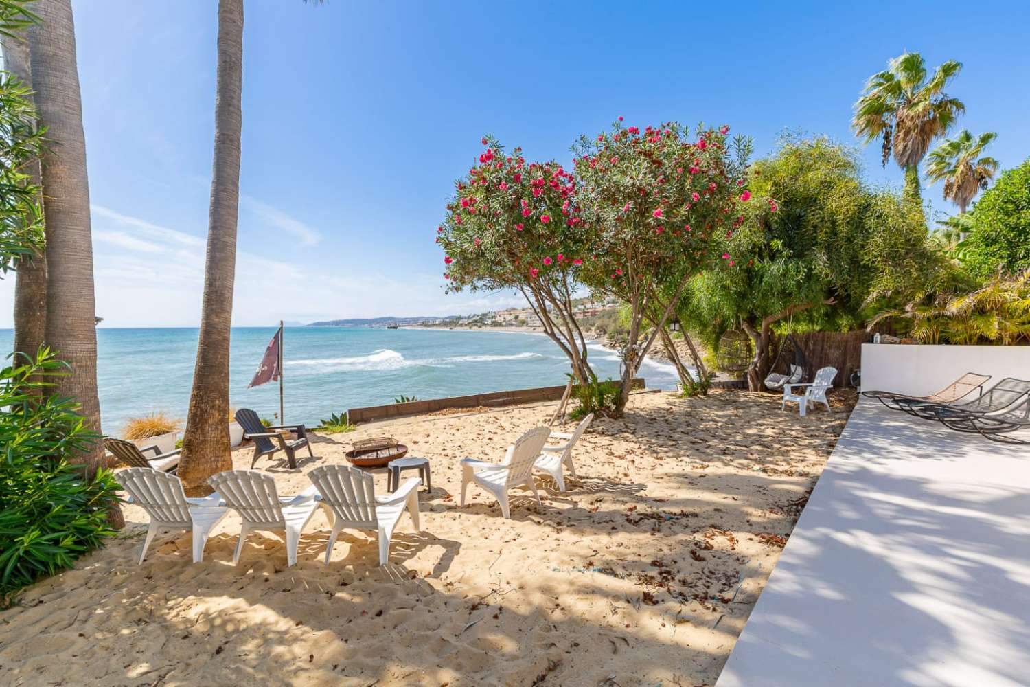 Exklusive Strandvilla mit direktem Meerzugang in Bahía Dorada, Estepona